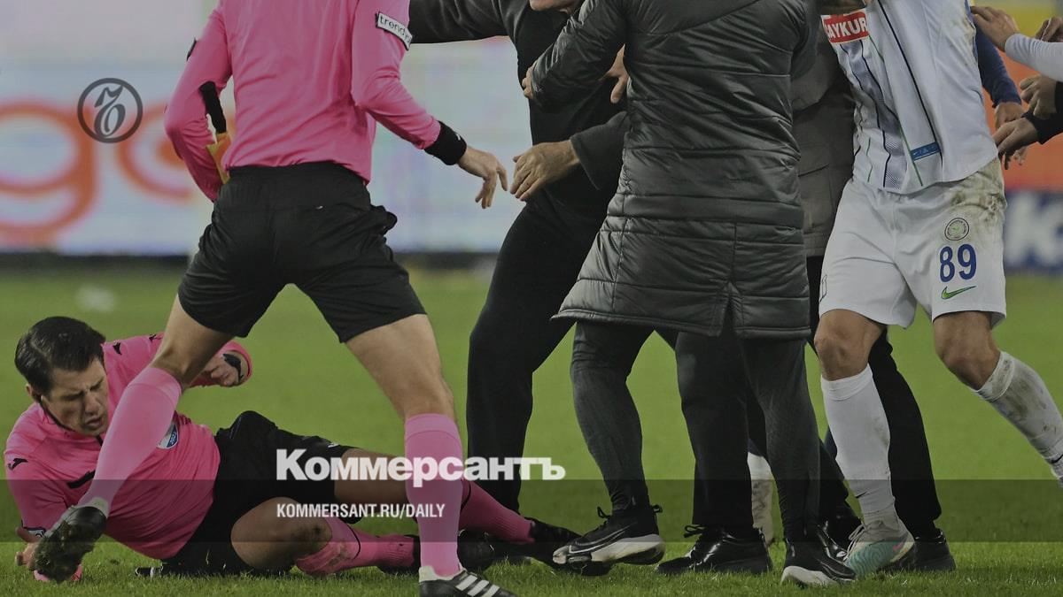 The president of the Turkish Ankaragucu FC kicked the referee after the match