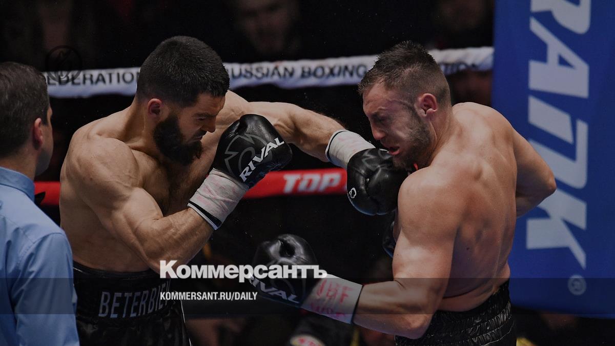 Artur Beterbiev defends his championship belts against Callum Smith