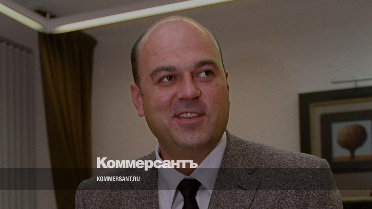 деловой человек. мужчина в костюме с телефоном. константин лавров. коммерсант профессия. коммерсант бизнесмен.