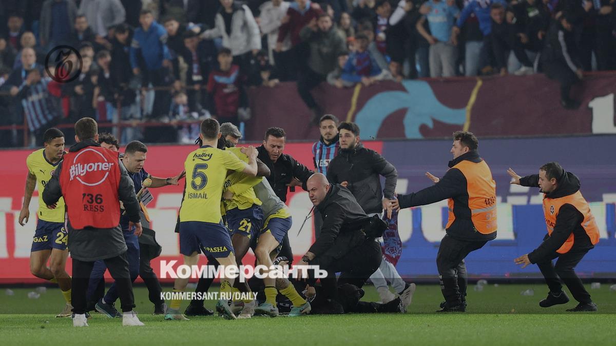 Fenerbahçe players had to fight off Trabzonspor fans