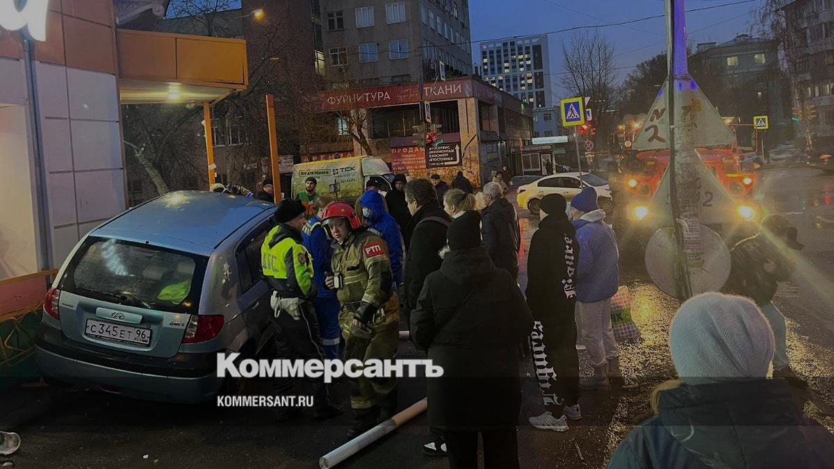 В Екатеринбурге легковушка сбила пешехода и врезалась в магазин ...