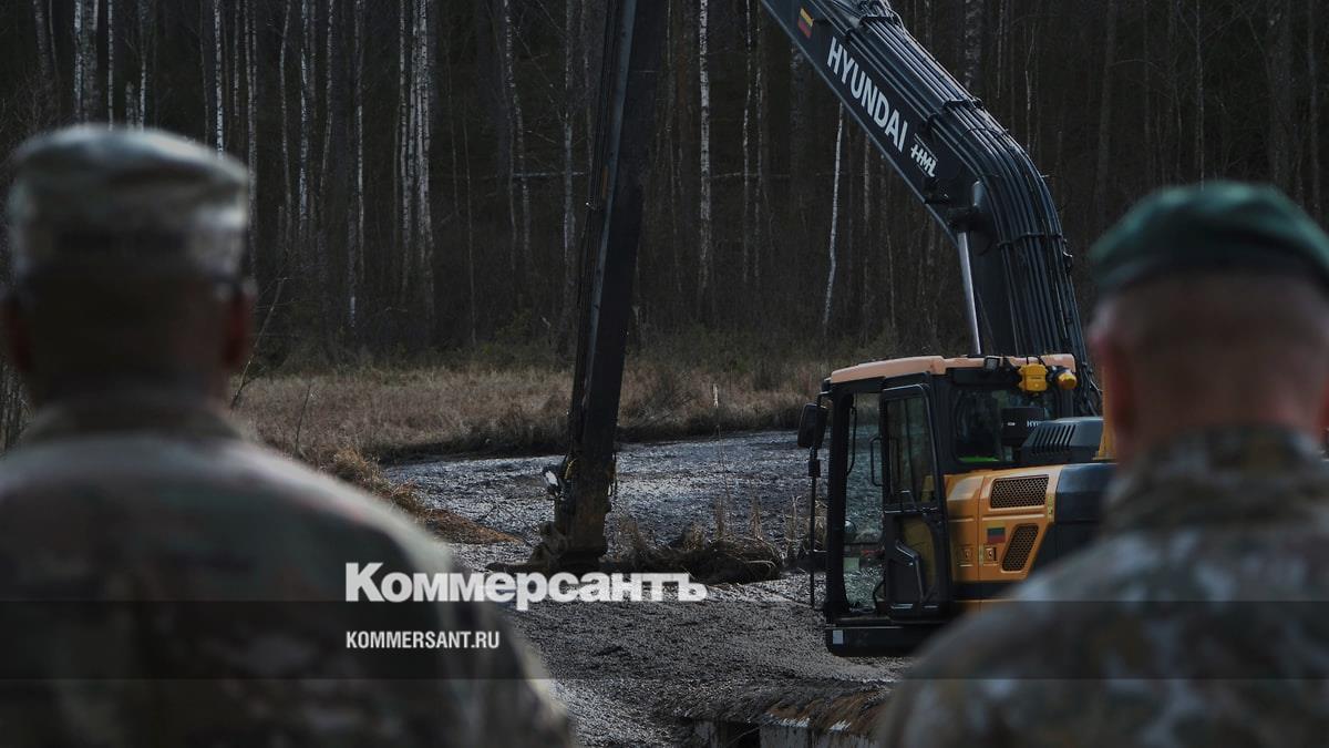 Гусеничная машина НАТО извлечена из болота в Литве