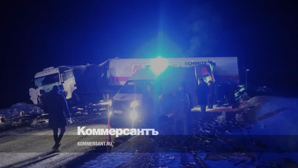 Грузовики полностью перекрыли дорогу Тюмень — Ханты-Мансийск после ДТП с Toyota