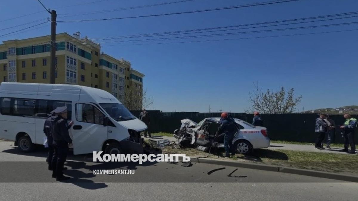 Семь человек пострадали при столкновении маршрутки и машины автошколы в Крыму