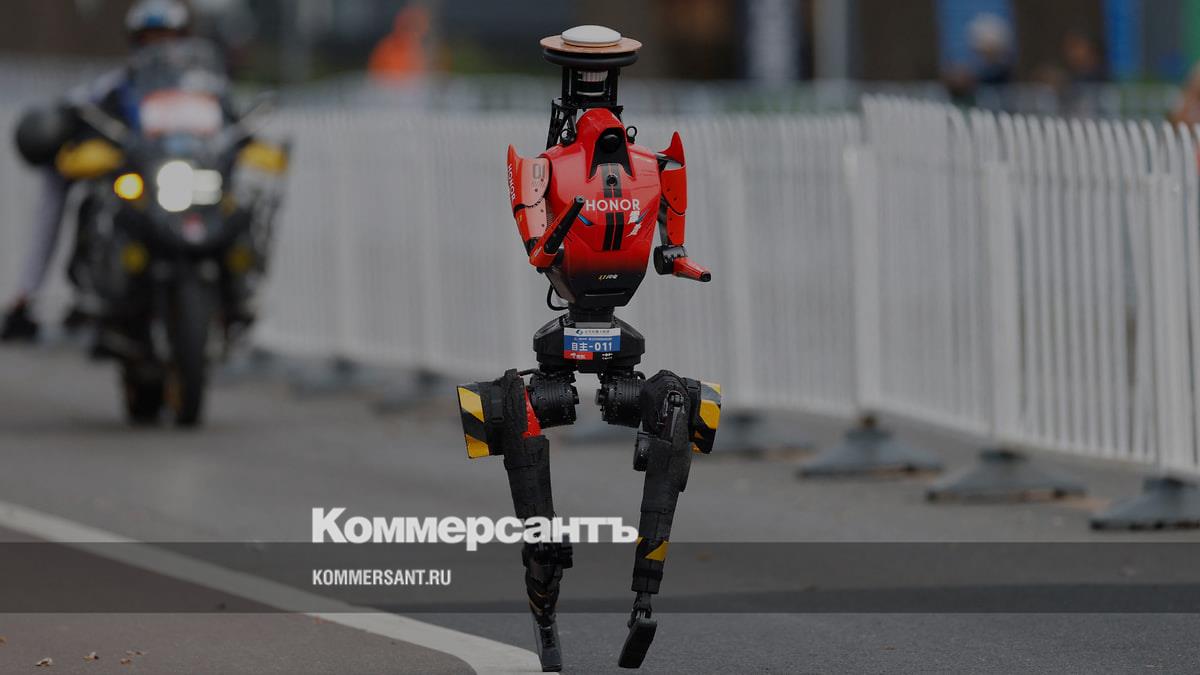 Китайский робот-гуманоид пробежал полумарафон за 50 минут и 26 секунд