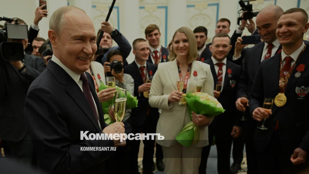 Путин выпил безалкогольного шампанского с боксерами после вручения госнаград