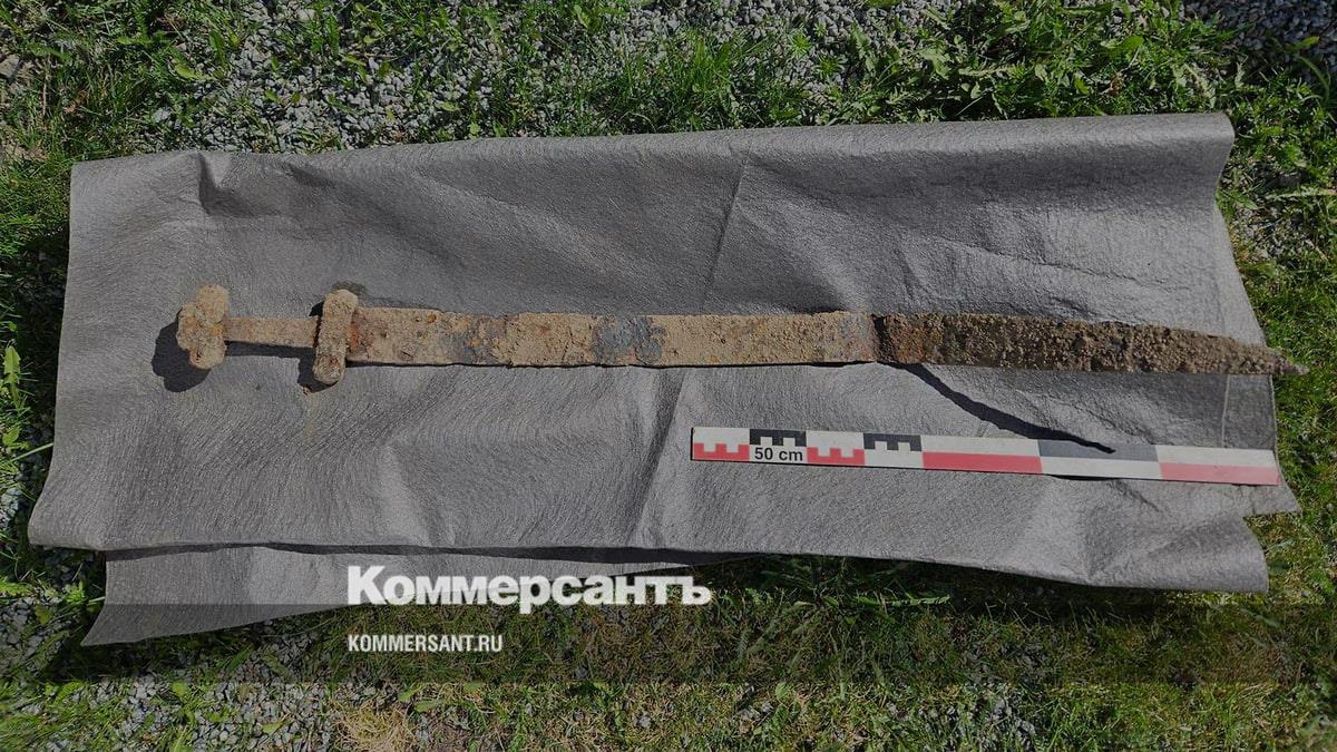 Школьник в Норвегии случайно нашел меч времен викингов во время экскурсии