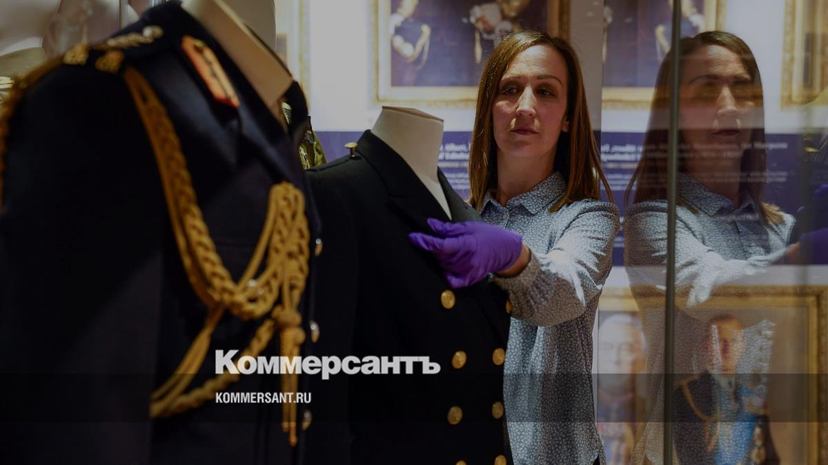 Британский флот перешьет женскую парадную форму из-за расположения пуговиц