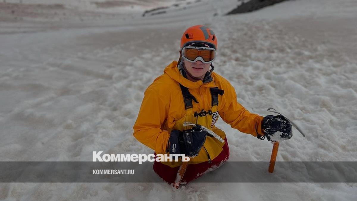 Россиянин первым в мире покорил Эверест на одних руках