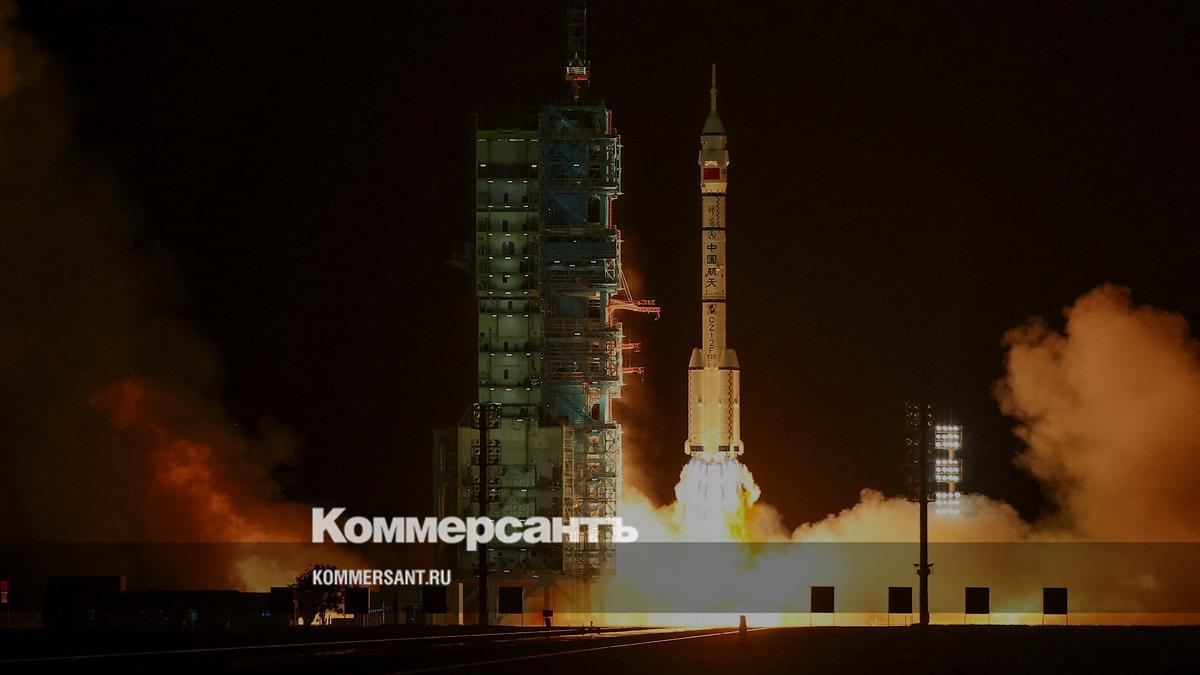 Китай запустил космический корабль «Шэньчжоу-23» с тремя космонавтами
