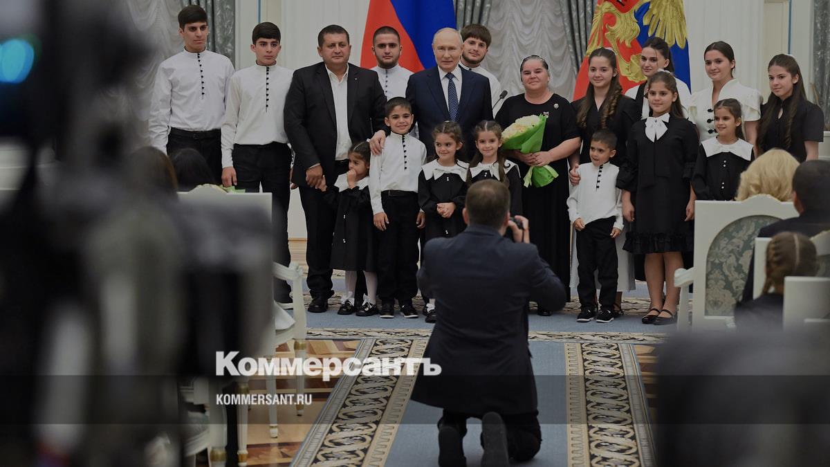 Путин: многодетные семьи совершают подвиг каждый день