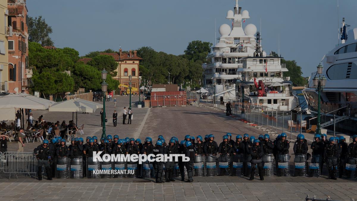 Сотни венецианцев вышли на протест против суперъяхты посла США Тилмана Фертитта