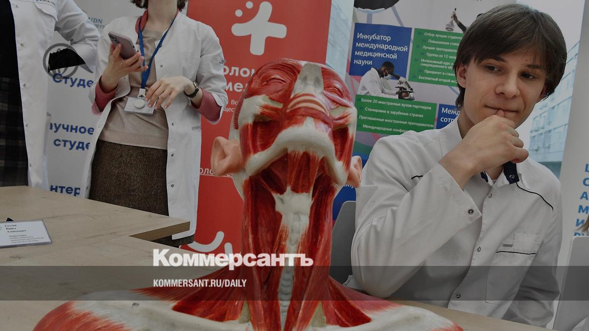 Почти 70% российских врачей готовы обучать новичков, но большинство ждёт доплаты
