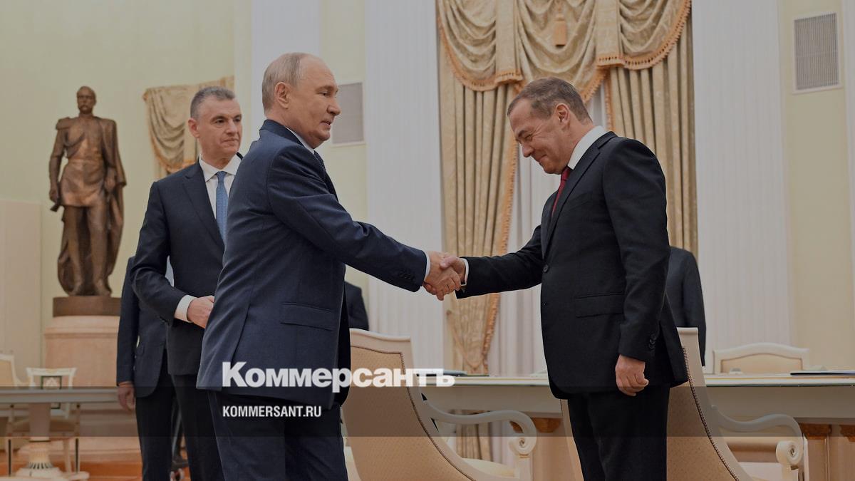 Медведев отметил, что итоги выборов говорят о зрелости гражданского общества
