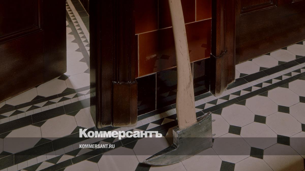 Топор Джека Николсона из фильма «Сияние» выставят на аукцион Bonhams