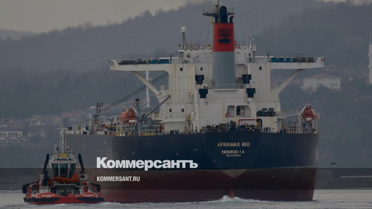Танкер с нефтью загорелся у побережья Сочи после атаки украинских безэкипажных катеров