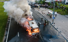 Май. Москва. Рейсовый автобус, загоревшийся на проспекте Вернадского