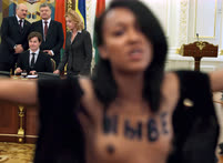 Июль. Киев. Участница группы Femen во время акции на переговорах президентов Белоруссии и Украины