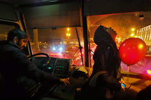Ноябрь. Санкт-Петербург. Молодой человек с красным воздушным шариком в пассажирском автобусе