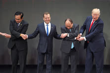 Ноябрь. Манила. Слева направо: премьер-министр Королевства Таиланд Прают Чан-Оча, председатель правительства России Дмитрий Медведев, премьер-министр Социалистической Республики Вьетнам Нгуен Суан Фук и президент США Дональд Трамп на саммите АСЕАН