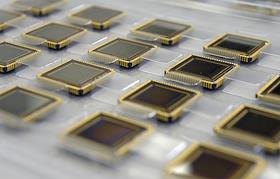 Мэр Москвы Сергей Собянин подписал документ с генеральным директором государственной корпорации 'Роскосмос' Игорь Комаровым  в 'Российских космических систем' (РКС)