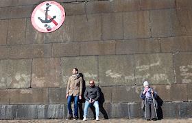 Туристы на галереи невской панорамы на фоне часов колокольни Петропавловского собора