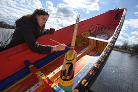 В селе Холуй Ивановской области нынешней весной решили возродить старинную традицию - росписи лодочек селян, на которых они переправляются на другой берег, во время разлива реки Теза. 'Огонек' наблюдал за творческим процессом