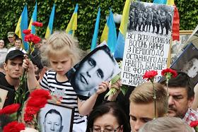 Акция памяти 'Бессмертный полк' прошли по центру Киева к могиле Неизвестного солдата и возложили цветы