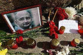 Мемориал памяти Аркадия Бабченко у Соловецкого камня на Троицкой площади в Санкт-Петербурге
