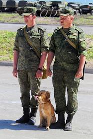 Торжественный ритуал закрепления вооружения и военной техники за военнослужащими 150-й мотострелковой дивизии накануне летнего периода обучения. Механики-водители и водители выполнят контрольный проезд по маршруту на танкодроме и автодроме своей техники