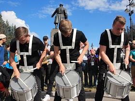 Чемпионат мира по футболу в России FIFA 2018. Музыканты барабанного шоу DRUM TIME развлекают болельщиков у стадиона на фоне памятника Кирову перед матчем