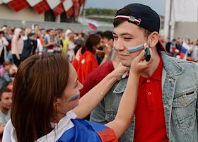 Чемпионат мира по футболу в России FIFA-2018. Болельщики во время матча между сборными России и Хорватии на территории фан-зоны у стадиона 'Спартак'