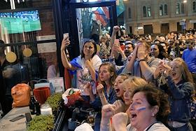 Чемпионат мира по футболу в России FIFA 2018. Болельщики смотрят матч Россия-Хорватия в центре Москвы, прогулки болельщиков после матча по центру Москвы