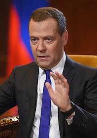 Медведев во френче. Председатель правительства России 2006. Медведев во френче фото.