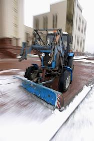 Снегоуборочная техника за работой у нового здания Библиотеки МГУ