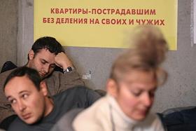 Встреча председателя Совета Федерации С.Миронова с семьями дольщиков жилья, голодающими на Большой Очаковской улице. Обманутые дольщики прекратили голодовку после встречи с Сергеем Мироновым