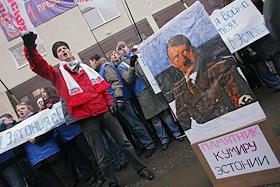 Акция, организованная движение 'Молодая Гвардия' у посольства Эстонии против решения эстонского правительства о сносе памятников советским войнам на территории республики