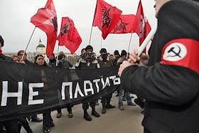Пикет «Авангард красной молодежи», «Союз коммунистической молодежи» и Нацболы (СКМ, АКМ и НБП)против повышения тарифов на проезд в общественном транспорте, у офиса Мосгортранса.
