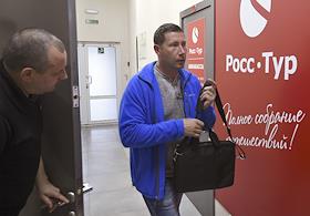 Компания 'РоссТур' объявила о временном прекращении работы. Число туристов 'РоссТура' в октябре может составлять около 10 тыс. человек, а общая задолженность операторам превышать 200 млн руб