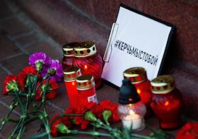 Возложение цветов на центральной площади Калининграда в память о погибших в Керчи