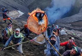 У народа тенгер, в индонезийском национальном парке Бромо-Тенгер-Семеру, существует традиция подношения жертв, чтобы задобрить огнедышащую стихию: их приносят самому красивому вулкану Явы