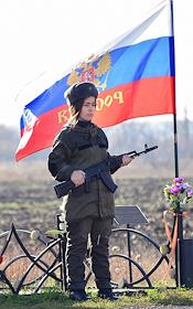 К дню народного единства у подбитого танка у поселка Хрещеватое Луганской области общественная организация 'Юность Донбасса' провела почетный караул