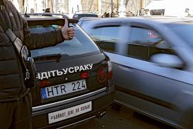 Участники митинга за снижение стоимости растаможивания автомобилей у здания Верховной Рады Украины.
