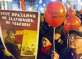 Празднование 101-й годовщины Великой Октябрьской социалистической революции у крейсера 'Аврора' в Санкт-Петербурге