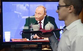 Жанровые фотографии. Трансляция ежегодной большой пресс-конференции президента России Владимира Путина
