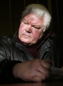 охранник с рацией. охранник картинка. бывший сторож. жирный охранник. контролер охранник.