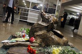 Церемония открытия памятника бездомной собаке - бронзовая скульптура пса по кличке Мальчик установлена на станции метро 'Менделеевская'.  Памятник, посвящен гуманному отношению к бездомным животным - 'Сочувствие'. 
