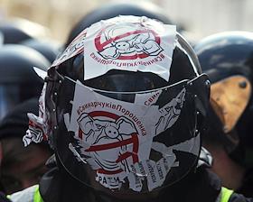 Представители 'Национального корпуса' организовали акцию с требованием арестовать бывшего заместителя секретаря Совета национальной безопасности и обороны Украины (СНБО) Олега Гладковского и его сына. Затем митингующие  пришли под стены Администрации Президента, где начались столкновения между участниками акции и полицией