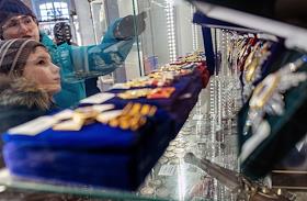 Копии орденов продают в сувенирном магазине Петропавловской крепости