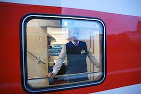 Двухэтажный поезд Самара - Москва на платформе железнодорожного вокзала в Самаре